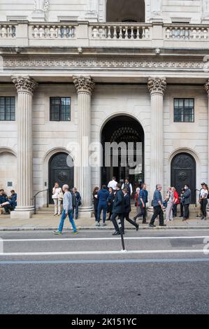 Leute, die in der Threadneedle Street Schlange stehen, vermutlich für den Eintritt in das Museum der Bank of England. City of London, England, Vereinigtes Königreich Stockfoto