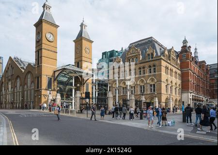 An einem hellen Herbsttag ist die Liverpool Street voller Menschen vor dem Bahnhof. London, England, Großbritannien Stockfoto