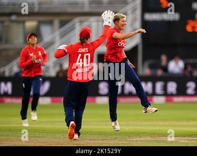 Die Engländerin Issy Wong feiert beim dritten internationalen Spiel T20 im Seat Unique Stadium, Bristol, das Wicket der indischen Shafali Verma. Bilddatum: Donnerstag, 15. September 2022. Stockfoto