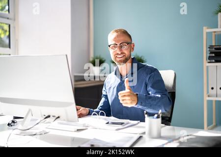 Buchhalter Sachbearbeiter Bankberater Und Auditor Stockfoto