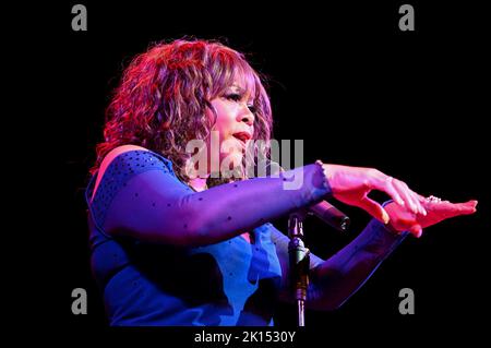 14. September 2022, Sheffield, South Yorkshire, USA: Deniece Williams auf der Giants of Soul Tour im Sheffield City Hall, Sheffield, Großbritannien, 14.09.2022 (Bildnachweis: © Robin Burns/ZUMA Press Wire) Stockfoto