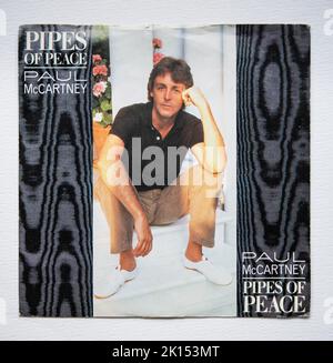 7-Zoll-Vinyl-Cover-Version der Weihnachts-Hit Single Pipes of Peace von Paul McCartney aus dem Jahr 1983 Stockfoto