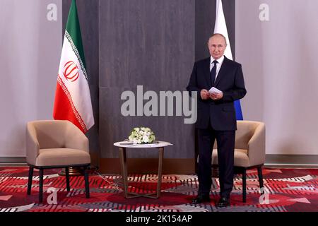 Samarkand, Samarkand, Usbekistan. 15. September 2022. Der russische Präsident WLADIMIR PUTIN wartet auf seinen iranischen Amtskollegen (nicht abgebildet) während seines Treffens am Rande des Treffens des Rates der Staatschefs der Shanghaier Organisation für Zusammenarbeit (SCO) 22. in Samarkand, Usbekistan, am 15. September 2022. Die SCO ist eine internationale Allianz, die 2001 in Shanghai gegründet wurde und aus China, Indien, Kasachstan, Kirgisistan, Russland, Pakistan, Tadschikistan, Usbekistan und vier Observer-Staaten, die daran interessiert sind, der Vollmitgliedschaft zu beitreten - Afghanistan, Belarus, Iran und die Mongolei. (Kredit Stockfoto