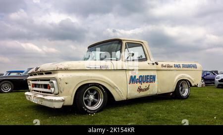 1961 Ford F100 Pickup-Truck ‘813 UYS’ auf der Juni Scramble im Bicester Heritage Center am 23.. April 2022 statt Stockfoto