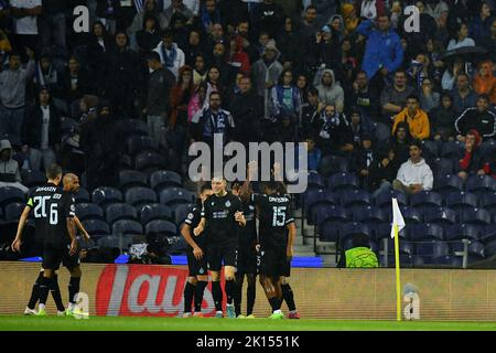 Jogadores do Club Brügge, comemoram o gol de Kamal Sowah durante a partida entre Porto e Club Brügge, pela 2ª rodada do Grupo B da UEFA Champions League 2022/2023 no Estádio do Dragão nesta terça-feira, 13. Stockfoto