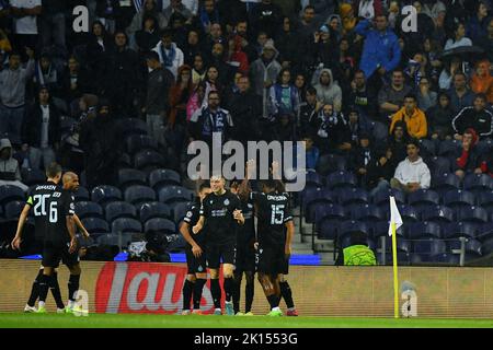 Jogadores do Club Brügge, comemoram o gol de Kamal Sowah durante a partida entre Porto e Club Brügge, pela 2ª rodada do Grupo B da UEFA Champions League 2022/2023 no Estádio do Dragão nesta terça-feira, 13. Stockfoto