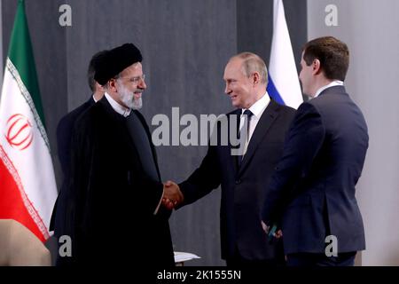 Samarkand, Samarkand, Usbekistan. 15. September 2022. Der iranische Präsident EBRAHIM RAISI (L) und der russische Präsident WLADIMIR PUTIN (R) geben sich bei ihrem Treffen am Rande des Treffens des Rates der Staatsoberhäupter der Shanghaier Organisation für Zusammenarbeit (SCO) 22. in Samarkand, Usbekistan, am 15. September 2022 die Hände. Die SCO ist eine internationale Allianz, die 2001 in Shanghai gegründet wurde und aus China, Indien, Kasachstan, Kirgisistan, Russland, Pakistan, Tadschikistan, Usbekistan und vier Observer-Staaten, die daran interessiert sind, der Vollmitgliedschaft zu beitreten - Afghanistan, Belarus, Iran und die Mongolei. ( Stockfoto