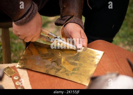 Nahaufnahme der Hände eines mittelalterlichen Schmieds, Nachstellung des römischen Lebens aus dem 4.. Jahrhundert während des Festivals „Serdica is my Rome“ in Sofia, Bul Stockfoto