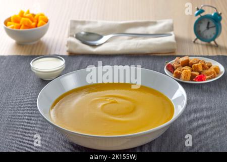 Kürbis traditionelle Suppe mit Croutons und saurer Rahm Stockfoto