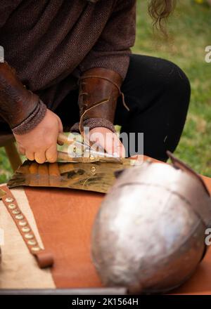 Nahaufnahme der Hände eines mittelalterlichen Schmieds, Nachstellung des römischen Lebens aus dem 4.. Jahrhundert während des Festivals „Serdica is my Rome“ in Sofia, Bulgarien, Osteuropa, Balkan, EU Stockfoto