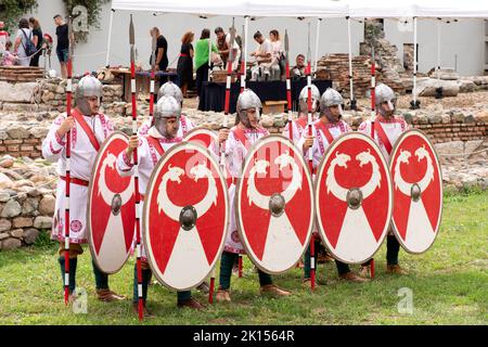 Römisches Festival Nachstellung römischer Militärmanöver während des Festivals „Serdica is my Rome“ im archäologischen Park „Westtor von Serdica“ in Sofia, Bulgarien, Osteuropa, Balkan, EU Stockfoto