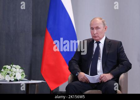 Samarkand, Samarkand, Usbekistan. 15. September 2022. Der russische Präsident WLADIMIR PUTIN spricht mit seinem iranischen Amtskollegen (nicht abgebildet) während seines Treffens am Rande des Treffens des Rates der Staatschefs der Shanghaier Organisation für Zusammenarbeit (SCO) 22. in Samarkand, Usbekistan, am 15. September 2022. Die SCO ist eine internationale Allianz, die 2001 in Shanghai gegründet wurde und aus China, Indien, Kasachstan, Kirgisistan, Russland, Pakistan, Tadschikistan, Usbekistan und vier Observer-Staaten, die daran interessiert sind, der Vollmitgliedschaft zu beitreten - Afghanistan, Belarus, Iran und die Mongolei. (Kredit Stockfoto