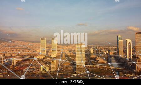 Luftaufnahme der izmir Skyline mit Verbindungen. Technologie-Futuristisch. High-Tech-Ansicht des Finanzbezirks durch ein Netzwerk verbunden. Internet Stockfoto