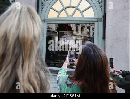 London, Großbritannien, 11.. September 2022. Die Öffentlichkeit erfasst auf ihren Smartphones ein fotografisches Porträt des verstorbenen Queen Elizabeth ii Place Stockfoto