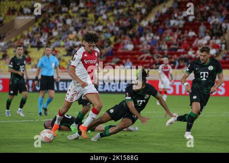 Monaco, Monaco, 15.. September 2022. Samy Mmaee von Ferencvaros fordert Maghnes Akliouche von AS Monaco während des Spiels der UEFA Europa League im Stade Louis II, Monaco, heraus. Bildnachweis sollte lauten: Jonathan Moscrop / Sportimage Stockfoto