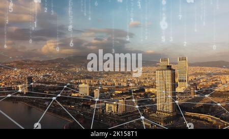 Luftaufnahme der izmir Skyline mit Verbindungen. Technologie-Futuristisch. High-Tech-Ansicht des Finanzbezirks durch ein Netzwerk verbunden. Internet Stockfoto