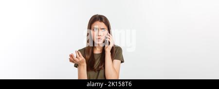 Sorgen junge Frau nervös schaut, weiblichen nervös ist, während Sie telefonieren, ist frustriert und beunruhigende Telefon sprechen Konzept Stockfoto