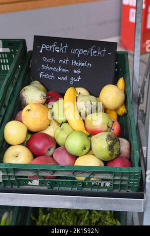 15. September 2022, Nordrhein-Westfalen, Köln: Eine Schachtel mit unvollkommenen Kulturen, Früchten mit kleinen Mängeln usw. zum Verkauf Foto: Horst Galuschka/dpa Stockfoto