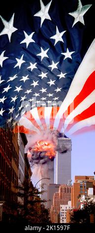 Zwillingstürme während des Angriffs am 11. September 2001. Dramatische, zusammengesetzte Konzeptfotografie mit einer amerikanischen Flagge. Stockfoto