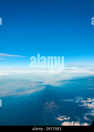 Tolle Aussicht von einer Ebene mit Sonnenstrahlen, die auf den Boden treffen Stockfoto