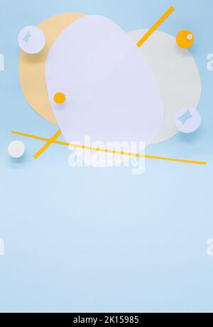 Abstrakter Hintergrund mit 3D Papierelementen in Blau, Weiß, Beige und Orange. Als Hintergrund für Werbeprodukte und als Ort für Text. Stockfoto