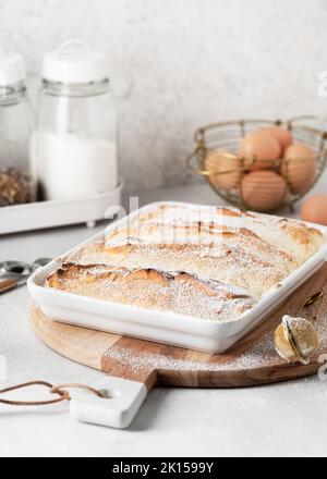 Hausgemachtes, köstliches Ei-Soufflé, warm serviert und mit Puderzucker bestäubt. Traditionelles österreichisches Dessert namens Salzburger Nockerl. Stockfoto