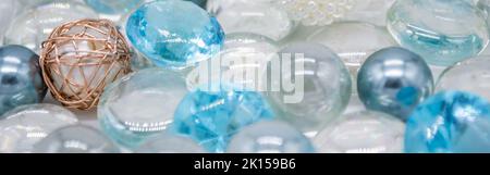 Banner mit schönem Hintergrund aus transparenten, blauen Glasperlen, Kristallen, weißen Perlen. Speicherplatz kopieren. Stockfoto