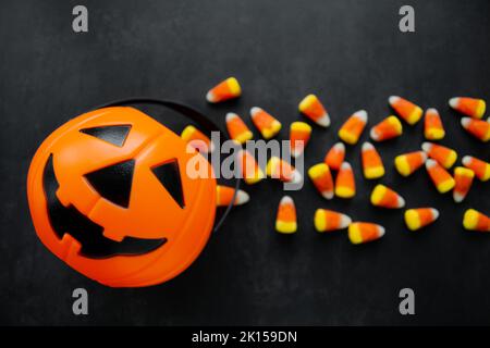 Halloween Hintergrund Süßigkeiten Mais Bonbons, Kürbiskorb. Traditionelle Süßspeisen. Speicherplatz kopieren. Stockfoto