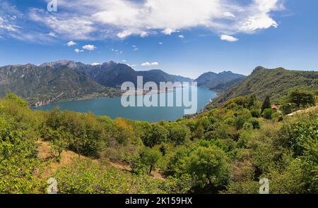 Schöne Luftpanorama von Bellagio von der Drohne - berühmte touristische italienische Stadt entlang des Comer Sees. Luftbild Landschaft mit grünen Hügeln Stockfoto