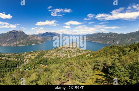 Schöne Luftpanorama von Bellagio und Comer See geteilt in zwei Zweige von der Drohne - berühmte touristische italienische Stadt entlang des Comer Sees. Stockfoto