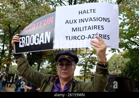 Une activiste Kurde vient dénoncer les Invasions militaires de la turquie et de l'azerbaîdjan lors du rassemblement de soutien à l'Arménie Stockfoto