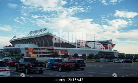 Kansas City, Missouri - 27. August 2022 - Ruhe vor dem Sturm - ein leeres Arrowhead Stadium auf dem Geha Field Stockfoto