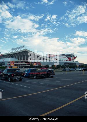 Kansas City, Missouri - 27. August 2022 - Ruhe vor dem Sturm - ein leeres Arrowhead Stadium auf dem Geha Field Stockfoto