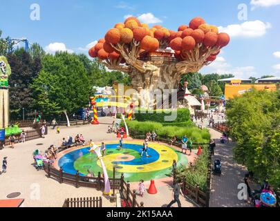 Castelnuovo del Garda, Italien, Juli 2017: Vergnügungspark Gardaland. Draufsicht auf die zentrale Attraktion in Form eines riesigen Baumes und Wasserfuuns Stockfoto