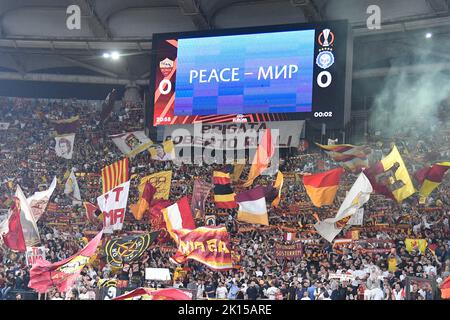 Rom, Italien. 15. September 2022. ALS Roma-Fans beim Fußballspiel der UEFA Europa League 2022-2023 zwischen AS Roma und HJK Helsinki im Olympiastadion in Rom am 15. September 2022. Quelle: Live Media Publishing Group/Alamy Live News Stockfoto