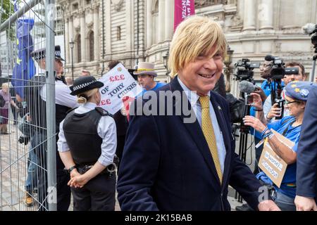 Der neu gewählte Tory-Anführer wird heute Nachmittag im Queen Elizabeth II Conference Center bekannt gegeben. Demonstranten werden außerhalb des Veranstaltungsortes gesehen, um Minister zu hageln Stockfoto