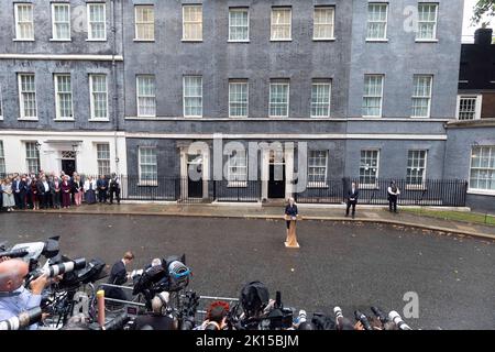 Die neu gewählte Tory-Führerin und britische Premierministerin Liz Truss hält heute Nachmittag ihre erste Rede in der Downing Street, nachdem sie die Königin in der angetrie hatte Stockfoto