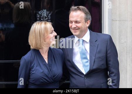 Die neu gewählte Tory-Führerin und britische Premierministerin Liz Truss hält heute Nachmittag ihre erste Rede in der Downing Street, nachdem sie die Königin in der angetrie hatte Stockfoto