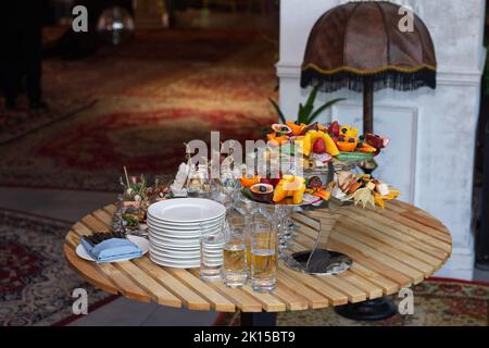 Verschiedene Snacks und Getränke auf dem Tisch der Veranstaltung. Stockfoto
