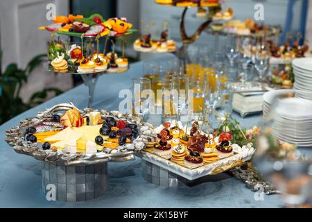 Verschiedene Snacks und Getränke auf dem Tisch der Veranstaltung. Stockfoto
