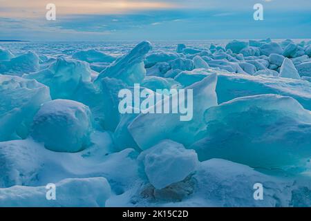 Am späten Nachmittag fließt das Winterlicht durch das Eis, das in einem Eisschub an der grünen Bucht am Ufer des Lake Michigan vom Peninsula State Park, Door Coun, umgedreht wird Stockfoto