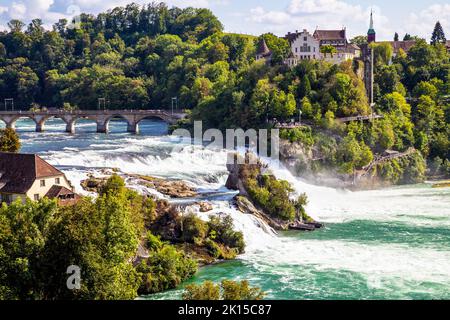 Blick auf den Rheinfall mit Schloss Laufen, Neuhausen am Rheinfall, Schweiz Stockfoto