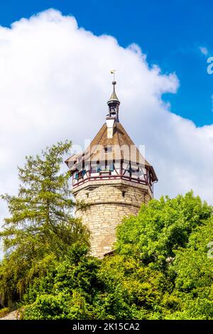 Nahaufnahme des Turms auf der kreisförmigen Festung Munot aus dem 16.. Jahrhundert, Schaffhausen, Schweiz Stockfoto