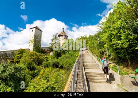 Stufen, die zur kreisförmigen Festung Munot aus dem 16.. Jahrhundert führen, Schaffhausen, Schweiz Stockfoto