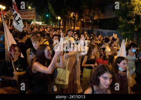 Athen, Griechenland. 15. September 2022. Demonstranten halten Transparente und rufen Slogans gegen die Regierung. Tausende Mitglieder und Unterstützer der PAME (All-Workers Militant Front), der mit der griechischen kommunistischen Partei verbundenen Gewerkschaft, gingen auf die Straße, um gegen die steigenden Lebenshaltungskosten und die niedrigen Löhne zu protestieren. (Bild: © Nikolas Georgiou/ZUMA Press Wire) Stockfoto