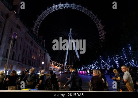 Mitglieder der Öffentlichkeit stehen vor dem London Eye, um den Sarg von Königin Elizabeth II zu sehen, der im State in der Westminster Hall am Palace of Westminster liegt. Ab dem 14. September 2022 können Mitglieder der Öffentlichkeit ihrer Majestät Königin Elizabeth II. 23 Stunden am Tag Respekt zollen. Eine lange Schlange wird sich 10 Meilen über London erstrecken, und es wird erwartet, dass sich in den nächsten Tagen bis zur Beerdigung um 06:30 Uhr am Montag, dem 19. September 2022, eine Million Menschen für den im-Staat von Königin Elizabeth II. Im Palace of Westminster einfinden werden. Stockfoto