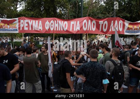 Athen, Griechenland. 15. September 2022. Auf einem Banner steht: „'bezahlbare Energie für die Menschen''. Tausende Mitglieder und Unterstützer der PAME (All-Workers Militant Front), der mit der griechischen kommunistischen Partei verbundenen Gewerkschaft, gingen auf die Straße, um gegen die steigenden Lebenshaltungskosten und die niedrigen Löhne zu protestieren. (Bild: © Nikolas Georgiou/ZUMA Press Wire) Stockfoto