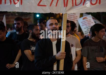 Athen, Griechenland. 15. September 2022. Demonstranten halten Transparente und rufen Slogans gegen die Regierung. Tausende Mitglieder und Unterstützer der PAME (All-Workers Militant Front), der mit der griechischen kommunistischen Partei verbundenen Gewerkschaft, gingen auf die Straße, um gegen die steigenden Lebenshaltungskosten und die niedrigen Löhne zu protestieren. (Bild: © Nikolas Georgiou/ZUMA Press Wire) Stockfoto