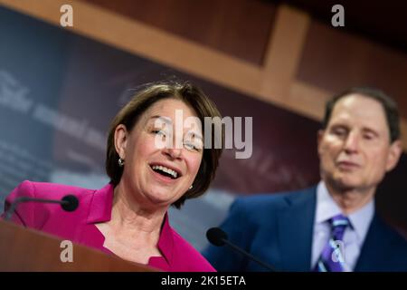 Washington, USA. 15. September 2022. Senatorin Amy Klobuchar (D-MN) spricht im Rahmen einer Pressekonferenz mit anderen demokratischen Senatoren im US-Kapitol in Washington, DC, am Donnerstag, dem 15. September, 2022. (Graeme Sloan/Sipa USA) Quelle: SIPA USA/Alamy Live News Stockfoto