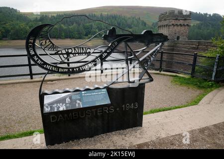 Das Denkmal für die Dam Busters-Staffel aus dem Weltkrieg von 2., die die Derbyshire-Stauseen zur Vervollkommnen ihrer Bombentechniken nutzte. Stockfoto